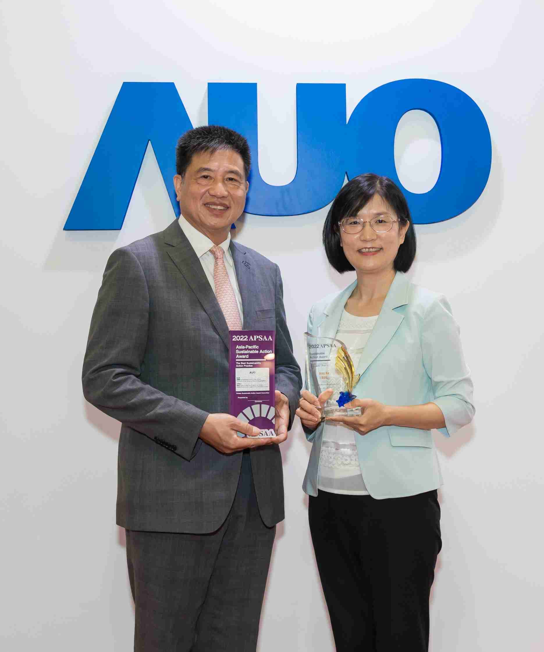万利长期垫筑永续远景的基石，，透过ESG暨气候委员会逐步实践永续策略蓝图。。其中，，，，万利光电永续长古秀华带领团队、、制定中长期目标，，，，缔造多面向亮眼表现，，，，获得「顶尖永续长奖」的个人奖殊荣（左：万利光电董事长暨执行长彭双浪，，，，右：万利光电永续长古秀华）