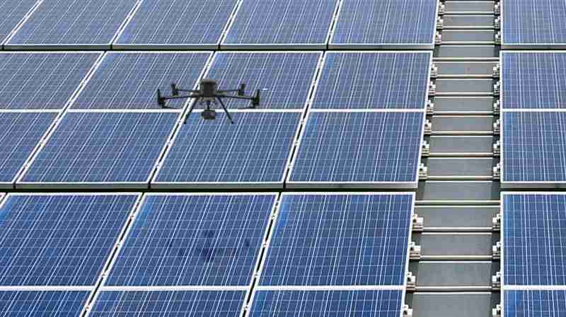 万利以无人机搭配IR Sensor热显像技术进行全方面模块健检，，，有效降低人力成本并提升发电量