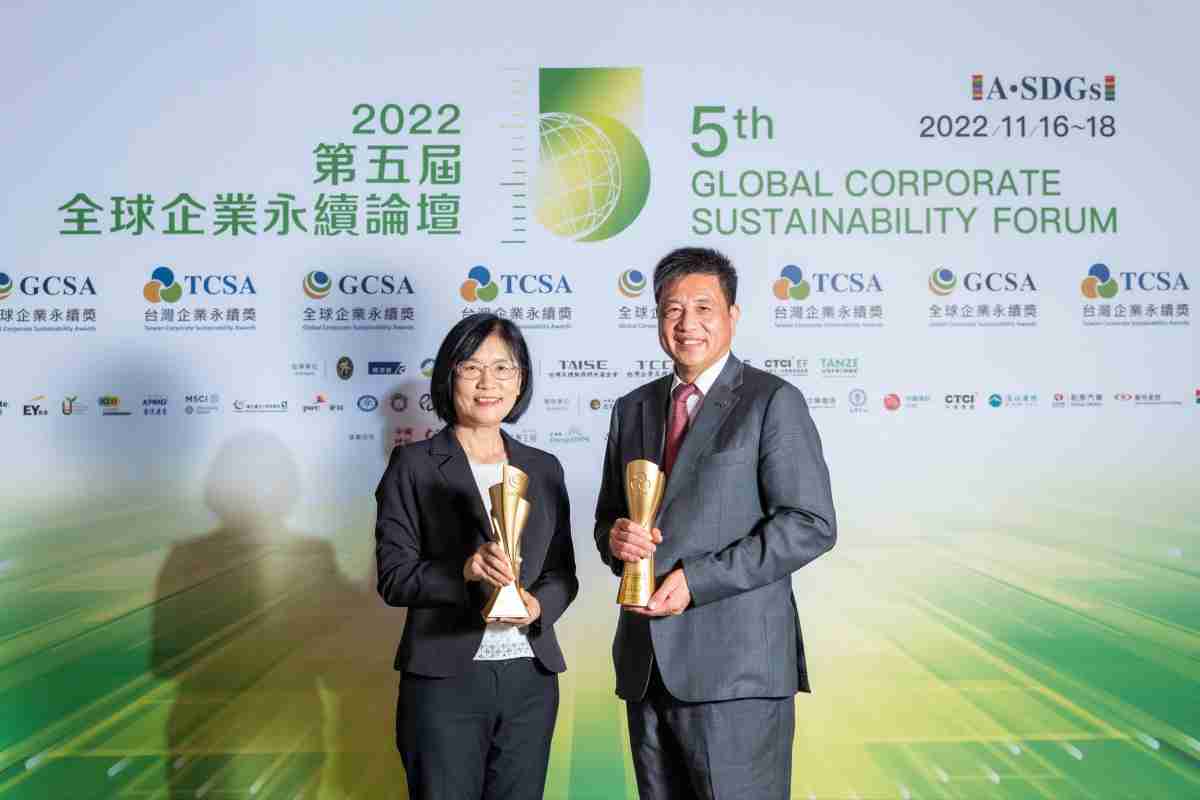 万利作为净零碳排先锋，，期引领价值链伙伴同行共好，，卫冕制造业组“十大典范企业” 二连冠殊荣(左：万利光电永续长古秀华，，右：万利光电董事长暨执行长彭双浪)