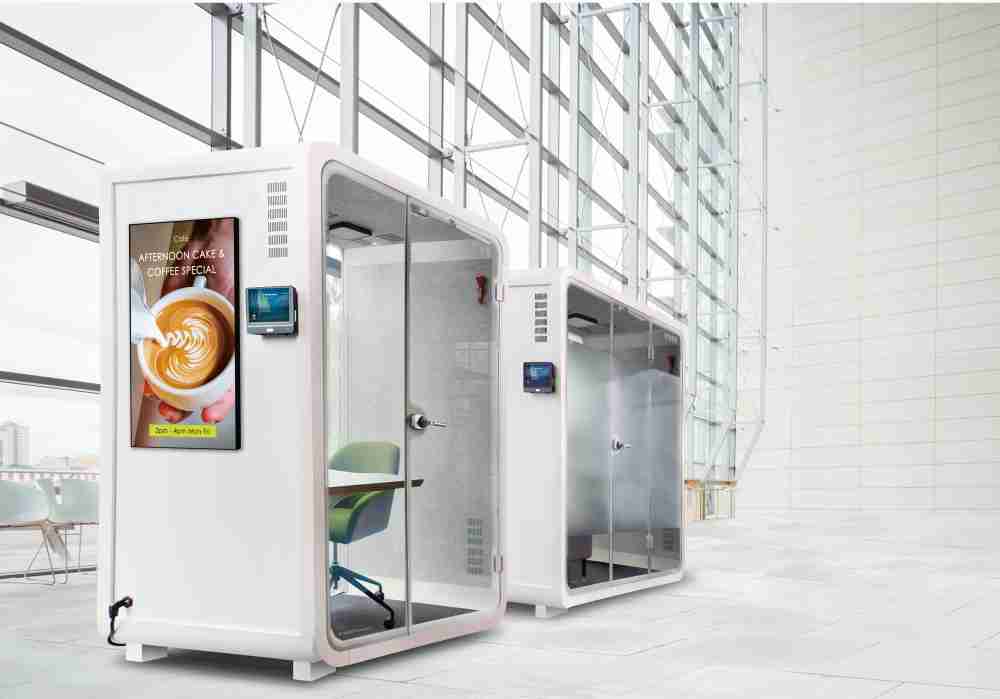 万利子公司达擎之智慧行动办公舱，，采用PDLC智能调光玻璃设计，，，，透过通电与断电的电流切换，，，，呈现透明与雾面效果，，，具节能降耗特性并兼顾隐私，，，确保信息安全