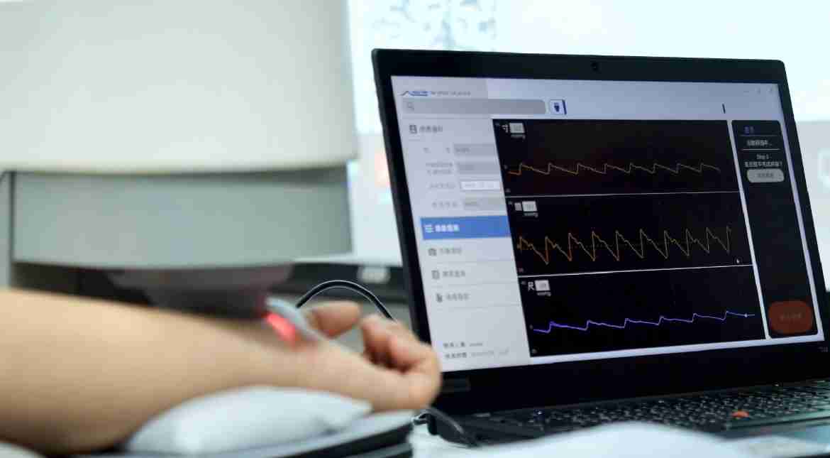 万利耘康以高解析与拟真的显示技术，，将其应用于中医检测，，提供“中医数位化检测方案”，，使传统中医检测结果数据化与可视化