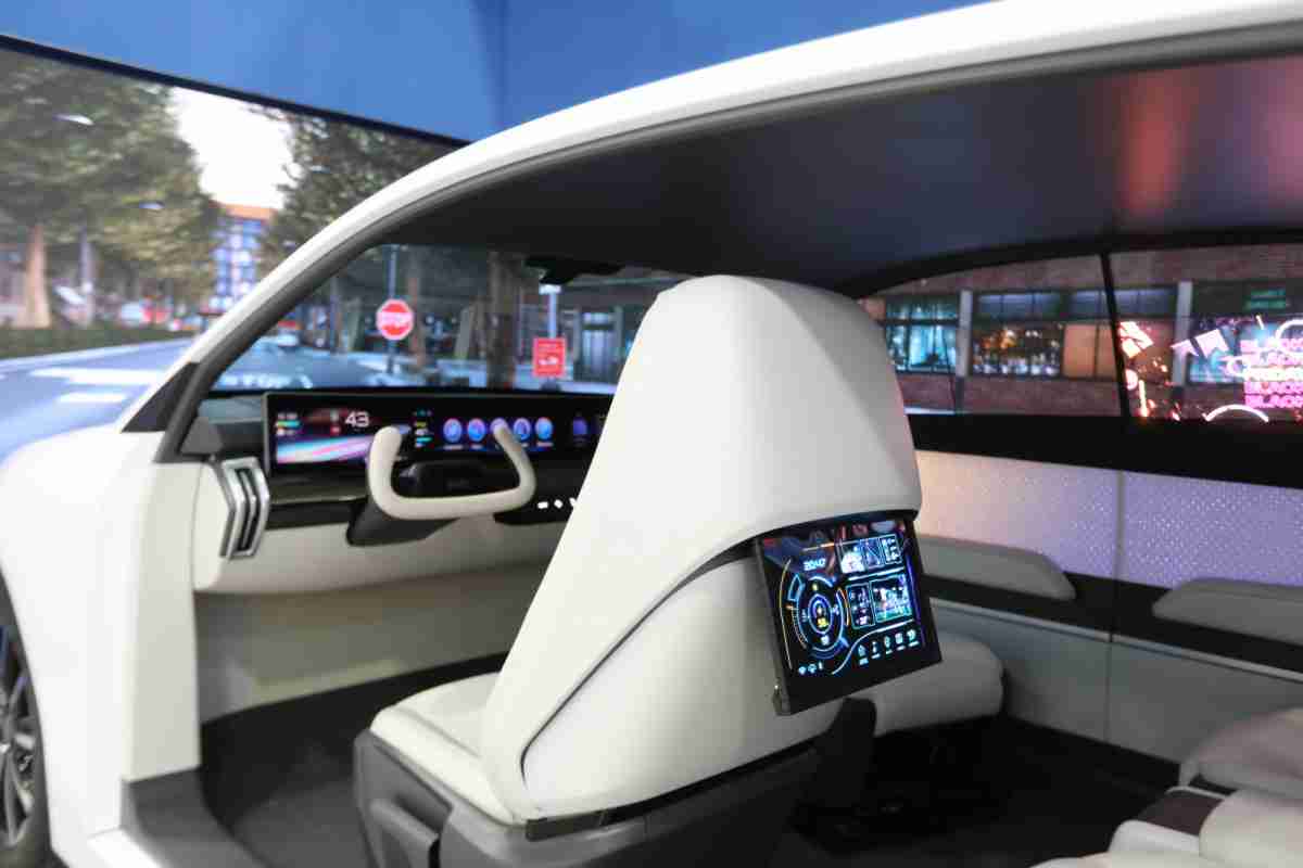 万利的「可卷式后座娱乐显示器」加强后座乘客的感官体验，，并保有个性化设计，，，可依使用偏好进行动态调整。。。