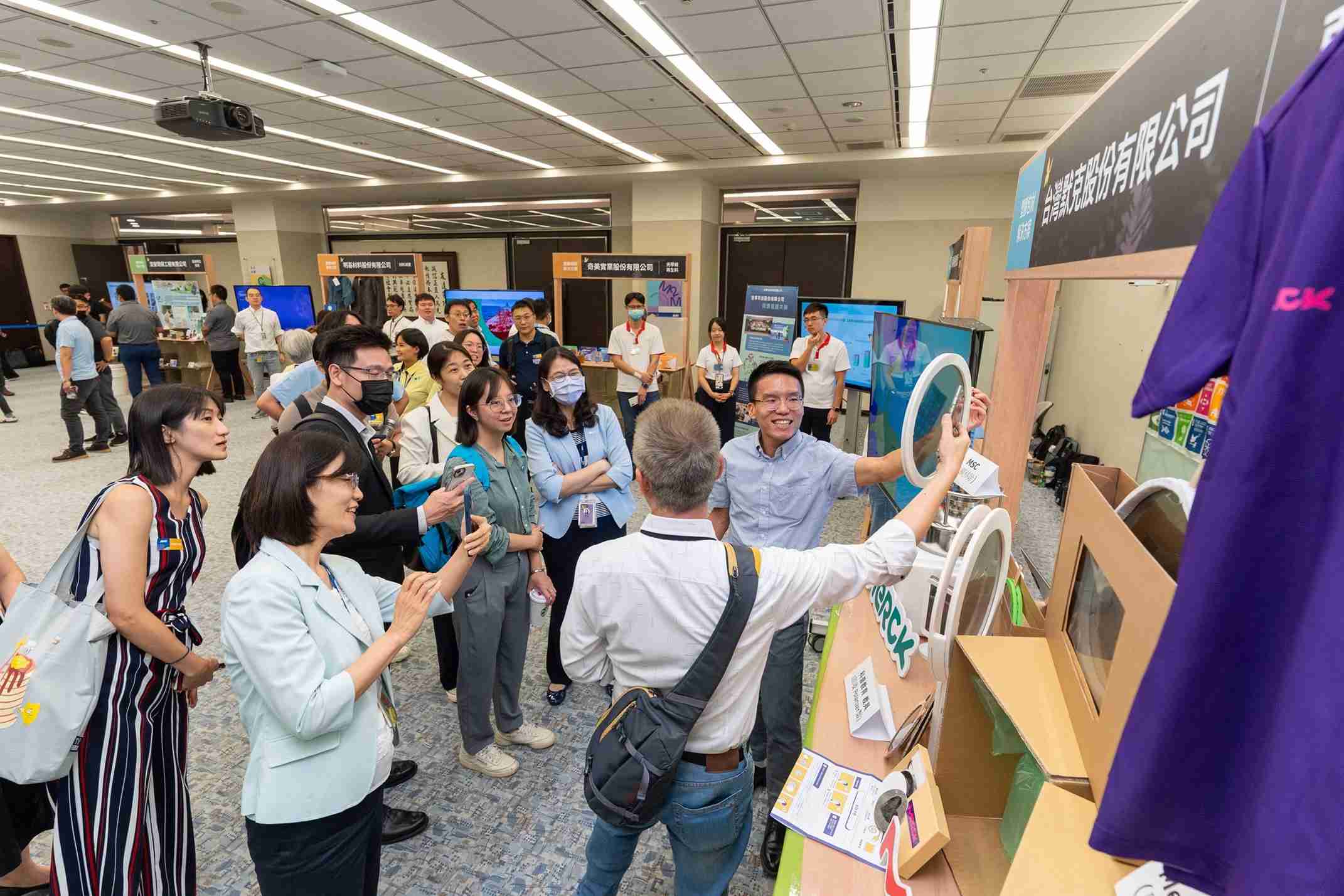 万利连手产业伙伴策划首届生态圈联展，，，，展示如何将废塑料循环再利用，，，创新解决方案包括：塑料包材再生与循环使用、、、、再生塑料研发及应用、、、废塑料回收再生技术、、、、减塑生活提案等