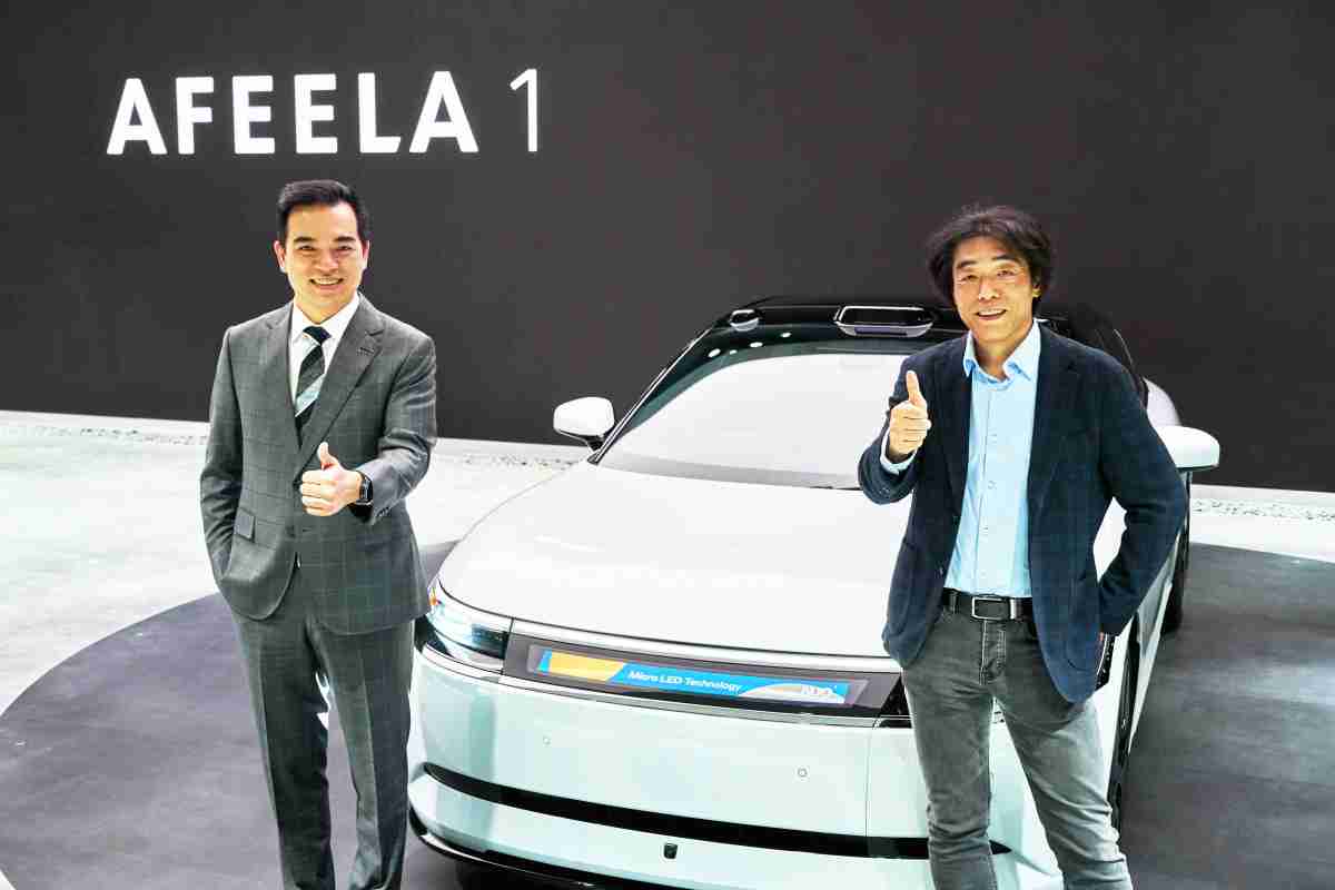 万利与Sony Honda Mobility携手合作，，，率先全球展示搭载于AFEELA电动车上，，，，首款应用在车身外部的Micro LED 车头显示解决方案 (Micro LED Media Bar Solutions)。。。。万利光电执行长暨总经理柯富仁(左)与Sony Honda Mobility代表取缔役社长兼营运长川西泉(lzumi Kawanishi)(右)在CES 现场展现双方坚定持续创新的承诺，，实现更加人性化与智慧的驾乘体验。。。