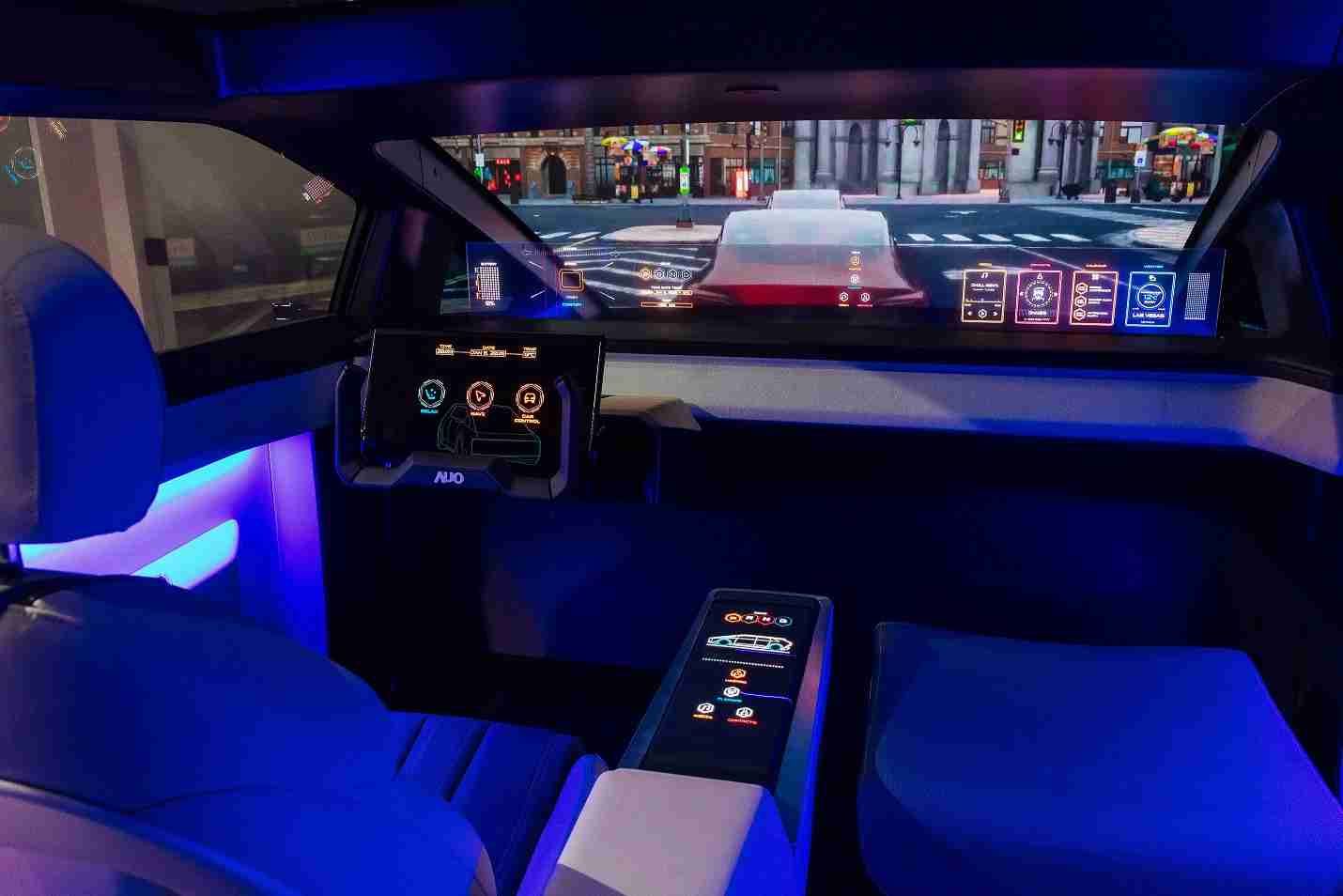 万利连续四年入围科睿唯安全球百大创新机构，，专利布局科技与绿色创新前沿。。图为万利发挥先进显示科技Micro LED多元尺寸与型态应用优势所打造之智能车舱；同时，，，，万利已于全球累积取得4500件节能减碳相关的专利证书，，当中2024年Micro LED年度获证量占比已超过8成