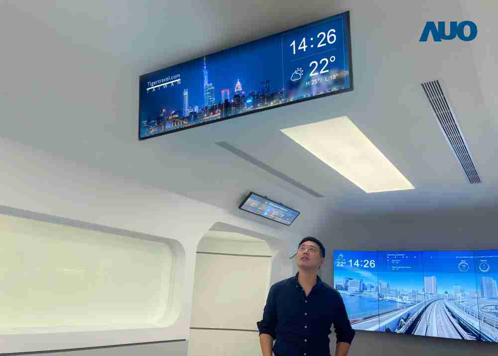 达擎TARTAN “37吋超薄双屏车厢显示器” 采用单一背光设计，，将双面显示器厚度大幅缩减至12mm，，支持长条屏 32:9 规格，，，，突破传统分辨率限制，，，提供旅客更清晰实时的乘车信息及广告讯息